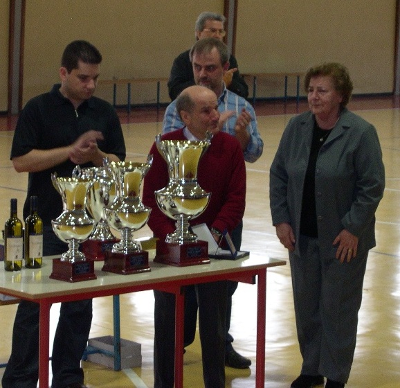 Francesco Cusati, Aldo Fracas consegnano la targa commemorativa alla Signora Pisati